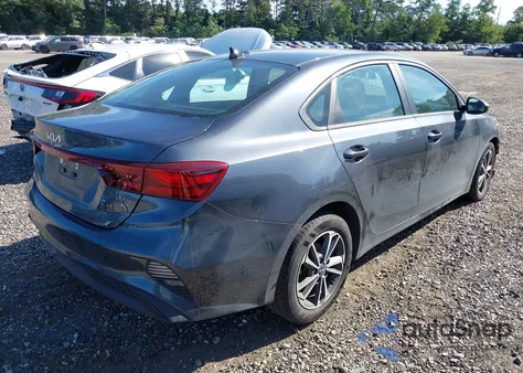 2022 Kia Forte Lxs z USA, uszkodzony, nr VIN 3KPF24AD3NE448955